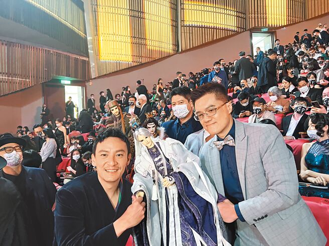 张震（左）和素还真本尊在颁奖典礼上握手合照。（读者提供）