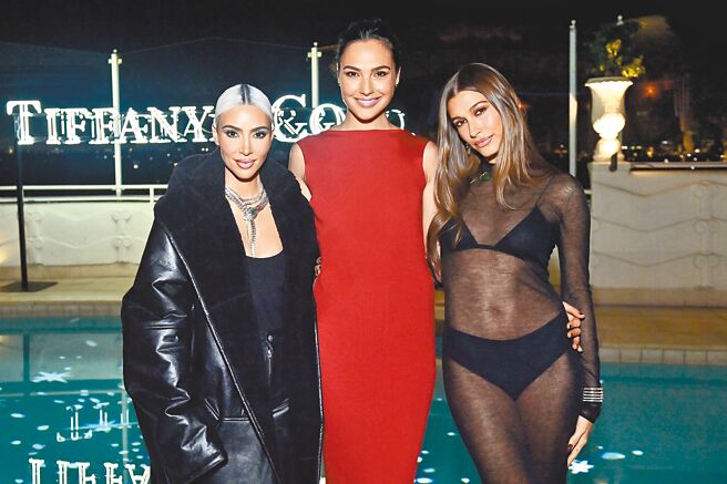 《神力女超人》盖儿加朵（中）、小贾斯汀爱妻Hailey Bieber、社交名模Kim Kardashian示范以迭戴方式佩戴Lock系列珠宝，豪气万千。（Tiffany & Co.提供）