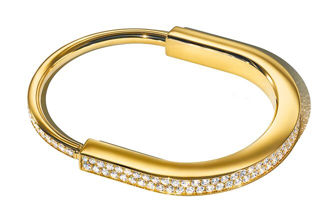 Tiffany Lock K金全镶钻手鐲，94万9000元。（Tiffany & Co.提供）