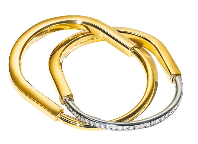 Tiffany Lock K金手鐲，20万1000元（左）、白K金与黄金镶钻手鐲38万4000元。（Tiffany & Co.提供）