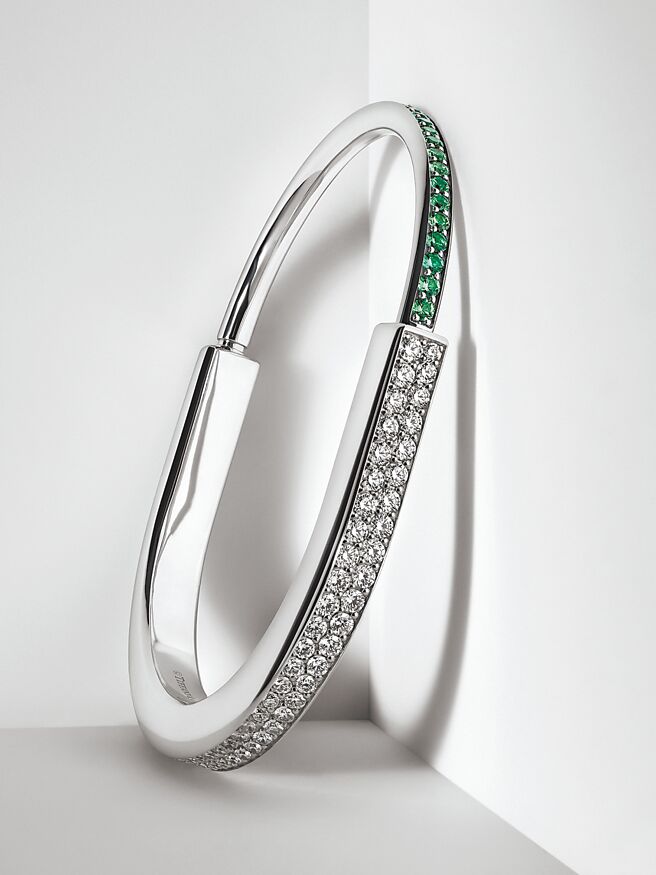 Tiffany携手当代艺术家Daniel Arsham合作推出Tiffany Lock联名手鐲，限量99件。（Tiffany & Co.提供）