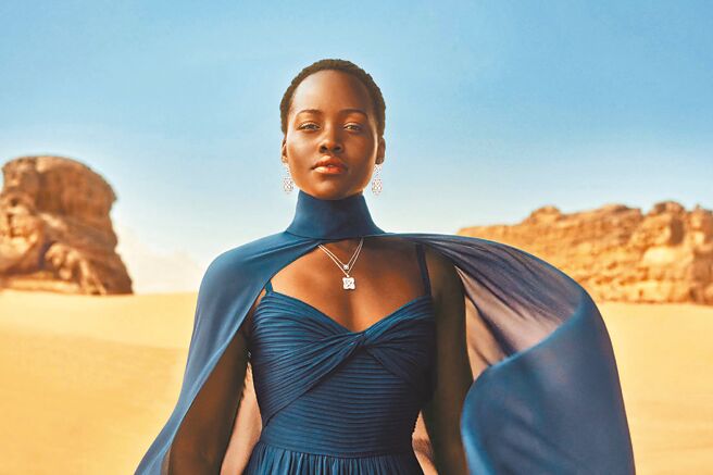 《黑豹》女主角露琵塔尼咏欧受邀担任De Beers首位代言人，首发形象广告充满非洲意象，更加强化品牌DNA。（De Beers提供）
