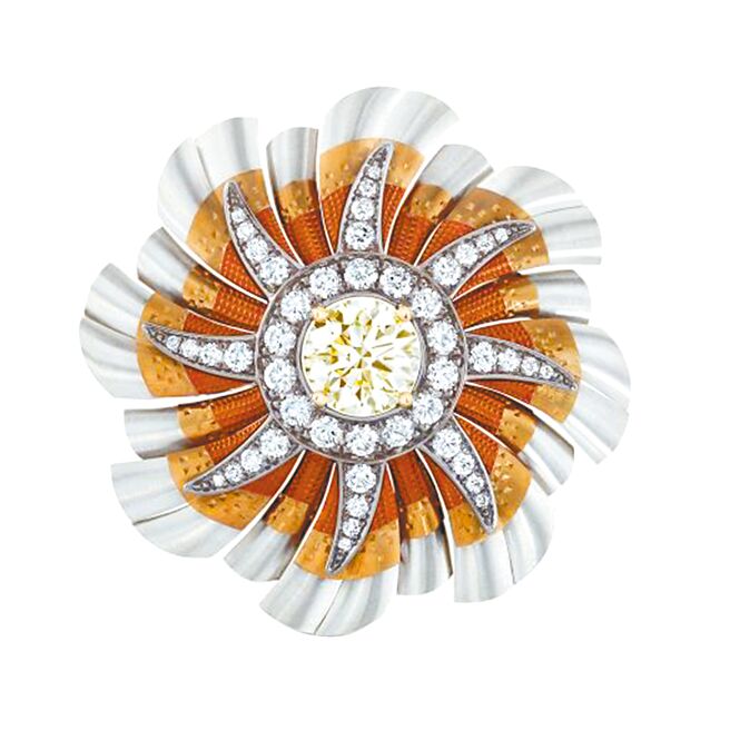 De Beers The Alchemist of Light高级珠宝系列Light Rays 鸡尾酒戒指。（De Beers提供）