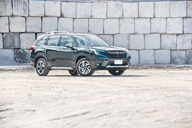 Forester是同级唯一具备强悍越野性能的中型休旅车，图为23年式Forester 2.0 i-S ES，售价135.8万元。（陈大任摄）