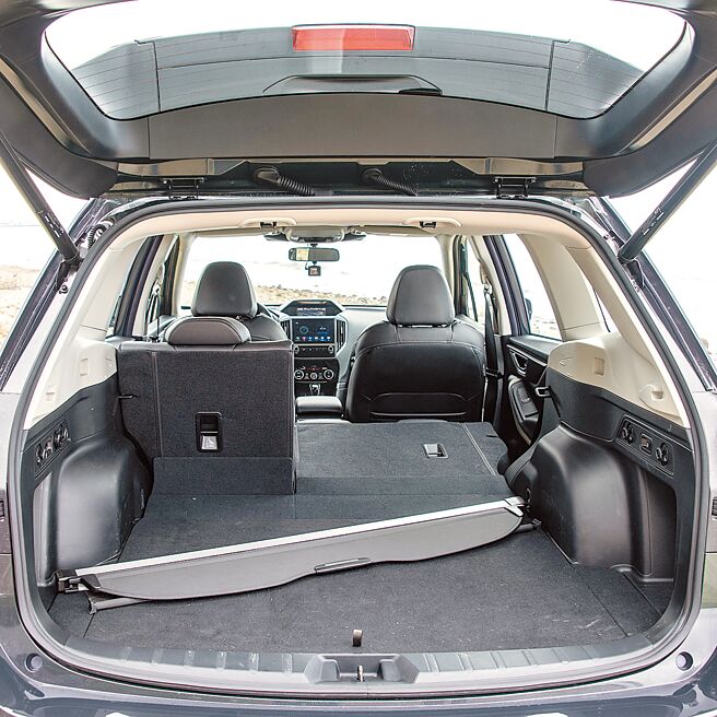 超大行李厢附电动尾门。（陈大任摄）