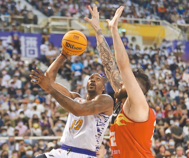 霍华德（左）缴出23分、9篮板与10助攻的准大三元，云豹却遭太阳击败。（陈怡诚摄）