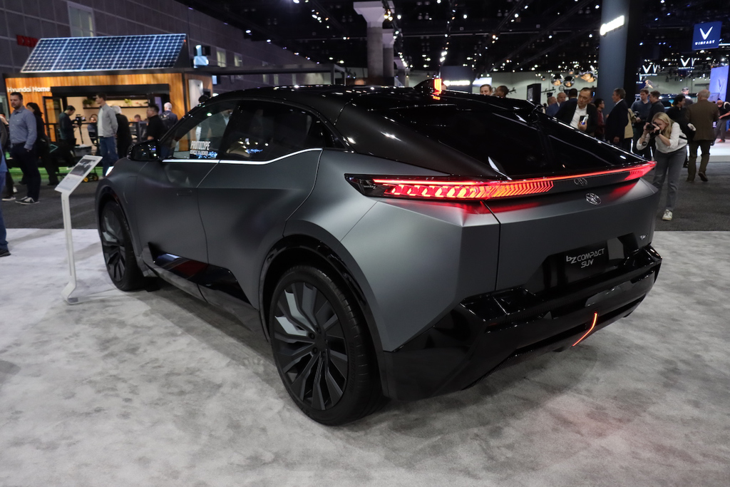 2022 洛杉磯車展現場直擊：下世代 C-HR 的純電兄弟？ Toyota bZ Compact SUV Concept 實拍 (圖/CarStuff)