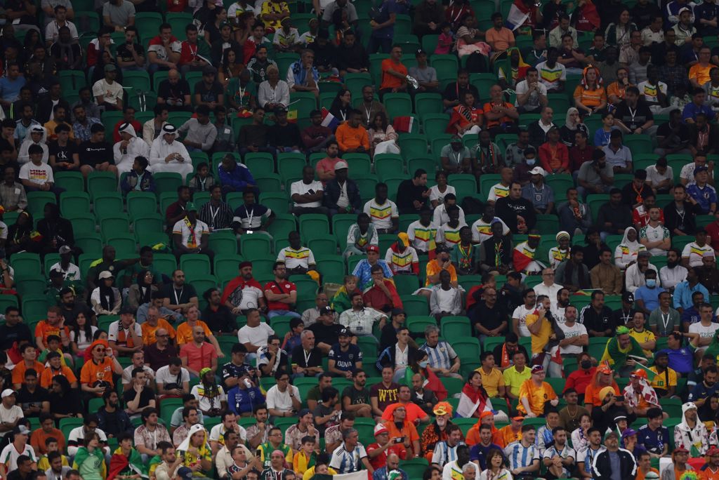 于阿尔贾努布体育场( Al-Janoub Stadium)进行荷兰与塞内加尔的赛事，媒体捕捉到看台上大片空位，对比馆内可容纳4万人，官方声称统计有41,721名观众来看球。(图/路透社)(photo:ChinaTimes)