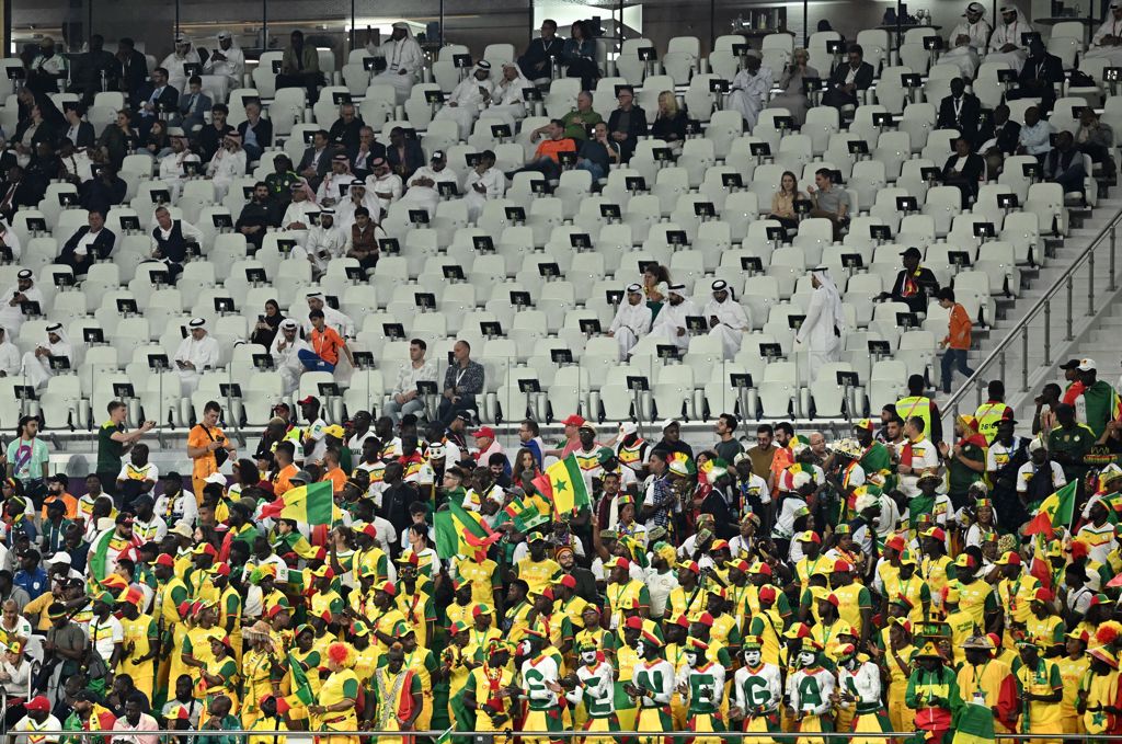 于阿尔贾努布体育场 Al-Janoub Stadium进行荷兰与塞内加尔的赛事，媒体捕捉到看台上大片空位，对比馆内可容纳4万人，官方声称统计有41,721名观众来看球。图/路透社(photo:ChinaTimes)