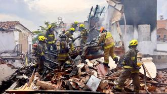 小飛機墜毀哥倫比亞第二大城民宅 機上8人全喪命