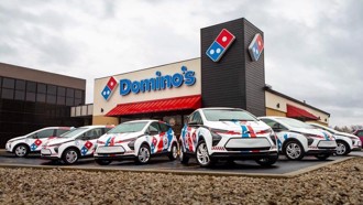 全球最大披薩業者力拼減碳，達美樂在美大買 800 輛電動車用來外送披薩