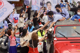 蔣萬安車隊掃街 燙髮婦衝出「頭包保鮮膜」 熱情揮手表支持