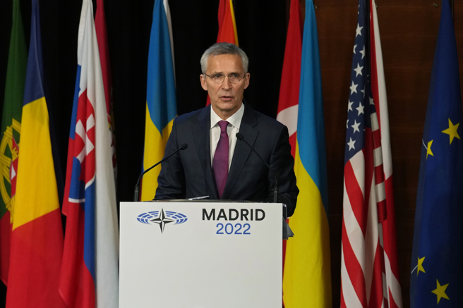 北大西洋公约组织（NATO）秘书长史托腾柏格在第68届NATO议会大会发表演说。(图/美联社) 