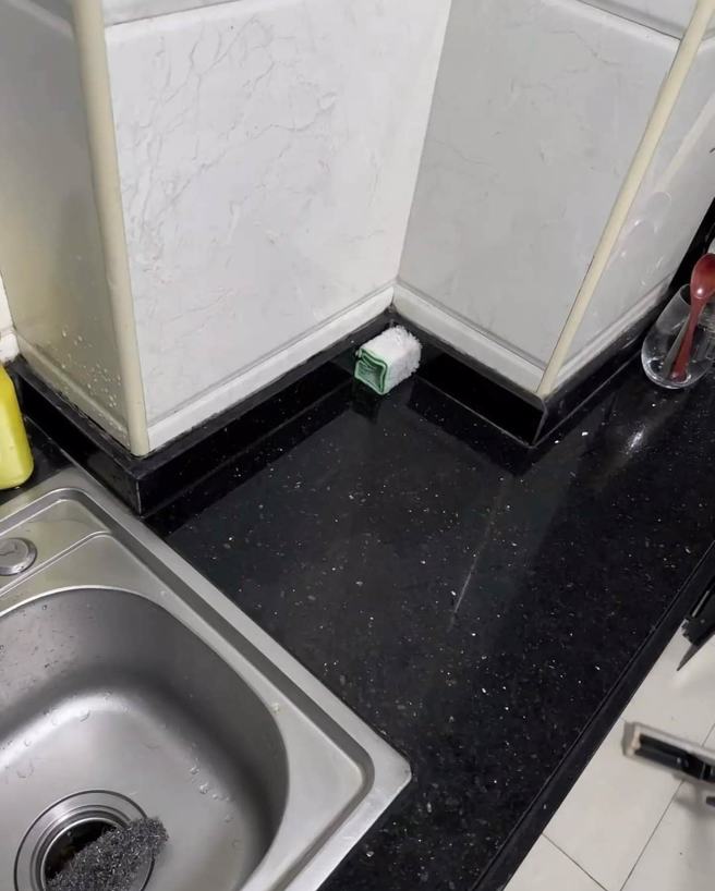 弟弟把折好的抹布整齐的放在角落。（图／翻摄自爆笑公社2）