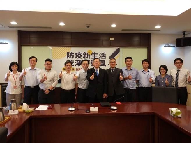 最高检察署检察总长邢泰钊（中）21日前往新竹地检署慰劳，并核发40万元检查业务费。（新竹地检署提供／邱立雅竹县传真）