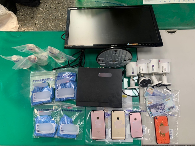 台中警方在一处民宅破获应召站，该应召站以「小只马」为号召，当场逮捕短裙长髮应召妹，还搜出毒品。(戴志扬翻摄)