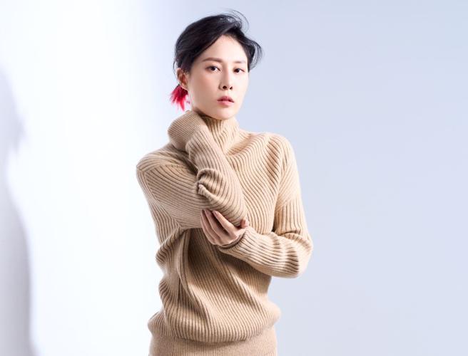 蔡亘晏虽未能如愿夺金马影后，但因《咒》片戏约满檔，未来想挑战更多极端角色，让多年在舞台剧磨练的演技能有更多的发挥，穿Loro Piana冬季节日系列新装优雅入镜。（JOJ PHOTO摄，图片企画／中时）