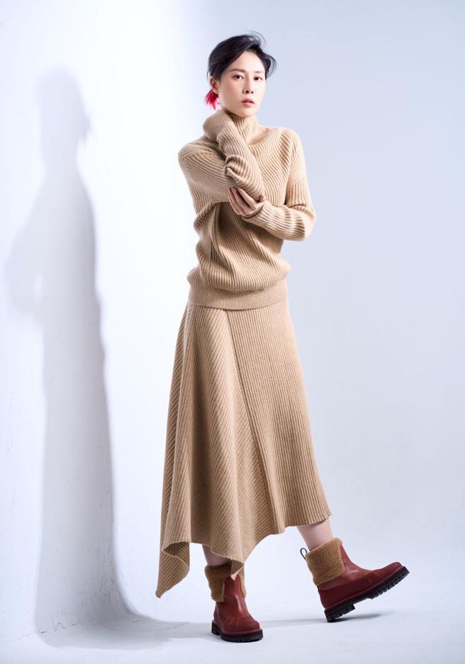 蔡亘晏虽未能如愿夺金马影后，但因《咒》片戏约满檔，未来想挑战更多极端角色，让多年在舞台剧磨练的演技能有更多的发挥，穿Loro Piana冬季节日系列新装优雅入镜。（JOJ PHOTO摄，图片企画／中时）