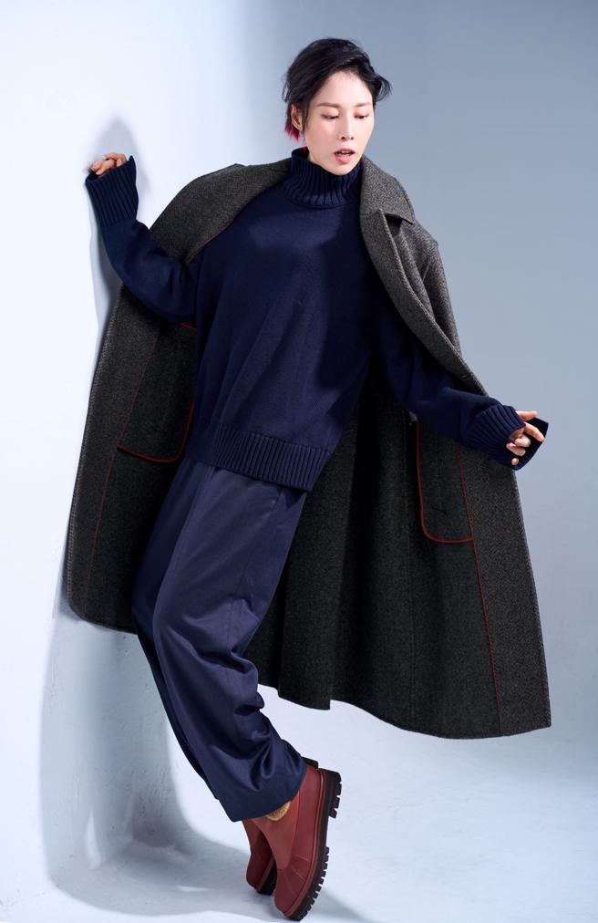 蔡亘晏身穿Loro Piana冬季新装，在她丰富舞台肢体语言的诠释之下，更添优雅贵气。 （JOJ PHOTO摄，图片企画／中时）