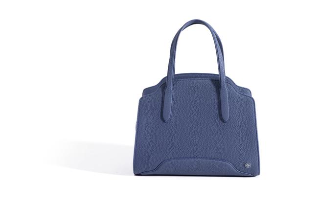 Loro Piana Sesia光滑小牛皮中型手提包，13万2300元。（Loro Piana提供）
