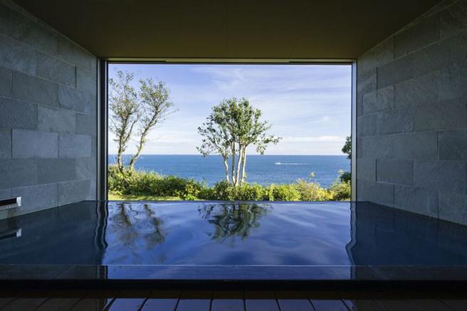 ▲「龙之栖温泉」大浴场正对绝美海景，极致享受的泡汤时光。　图：御宿The Earth／提供