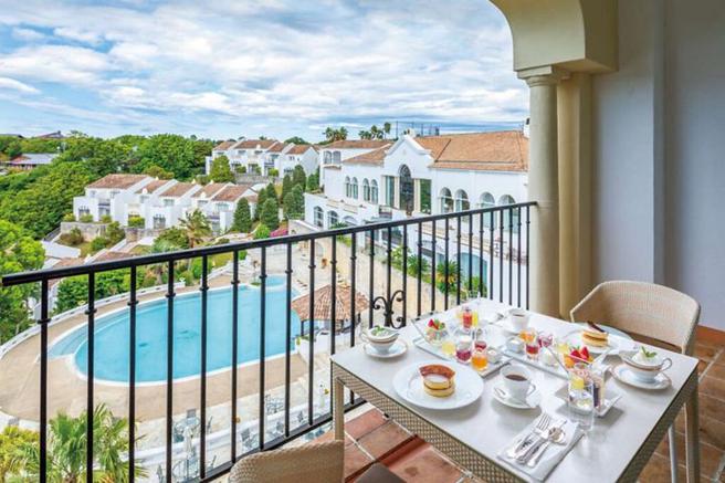 ▲部份房型能在露台享用丰盛洋式早餐，充满优雅度假氛围。　图：志摩海滩 都渡假饭店／提供