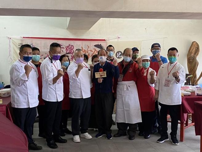 ▲马祖明星楼的曹祥福主厨、中华美食交流协会的骆进汉理事长、郭宏彻荣誉理事长、黄宏铭副理事长、陈冠宇监事等五位名厨担任卡蹓红糟炒饭王比赛的评审。　图：马祖国家风景区管理处／提供