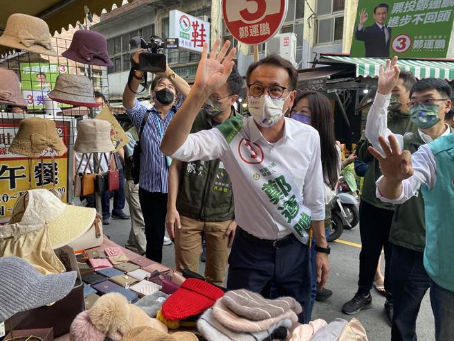 面对爆料质疑，民进党桃园市长候选人郑运鹏笑称是很荒谬的抹红。（蔡明亘摄）