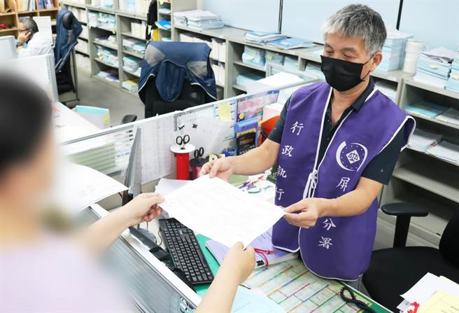 酒测值1.81！泥醉老翁闻土地将查封转身缴清罚单。(行政执行署提供)