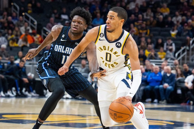 哈利伯顿(右)运球突破班巴的防守。(路透)