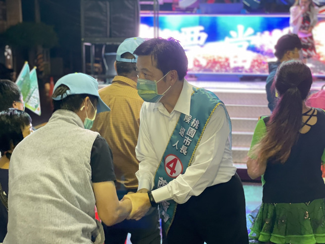 无党籍桃园市长候选人郑宝清（中）提出10项托、育儿政见。（图 / 取自郑宝清脸书）