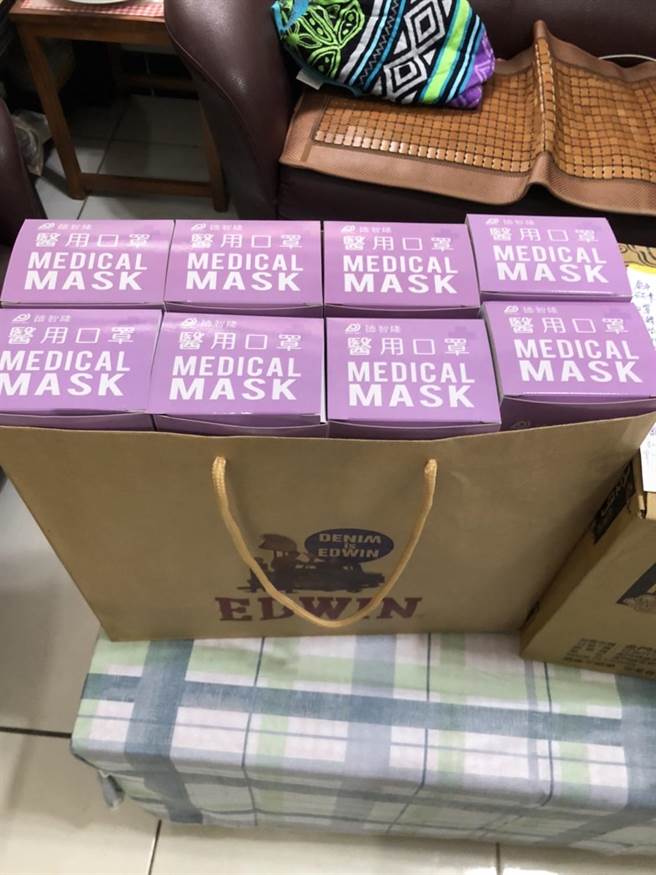 基隆地检署22日依贿赂罪嫌，起诉2名里长候选人。图为邱姓候选人贿赂里民的高梁酒及口罩。（基隆地检署提供／张志康基隆传真）