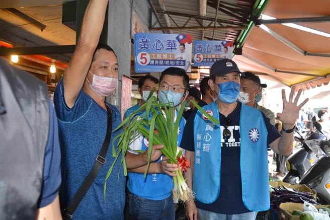 前总统马英九今日陪同新北市议员候选人黄心华前往新店建国市场扫街，沿途受到不少民眾欢迎，民眾频频高喊冻蒜，更有人亲送大蒜，希望黄心华顺利当选。（蔡雯如摄）