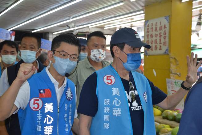 前总统马英九今日陪同新北市议员候选人黄心华前往新店建国市场扫街，沿途受到不少民眾欢迎，民眾频频高喊冻蒜，更有人亲送大蒜，希望黄心华顺利当选。（蔡雯如摄）