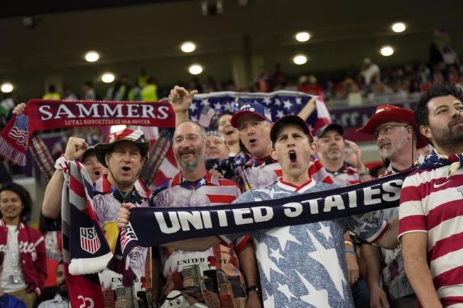 美国球迷在世界杯赛场的加油声响彻夜空。（美联社）