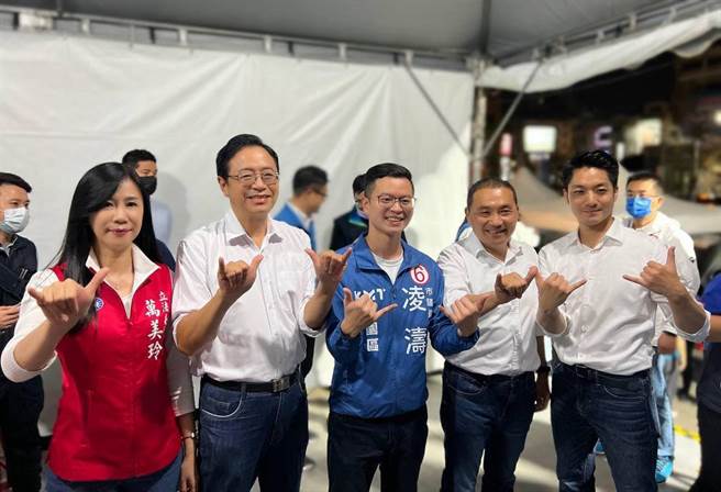 桃园市议员候选人凌涛（中）今天接受媒体专访。（摘自凌涛脸书）