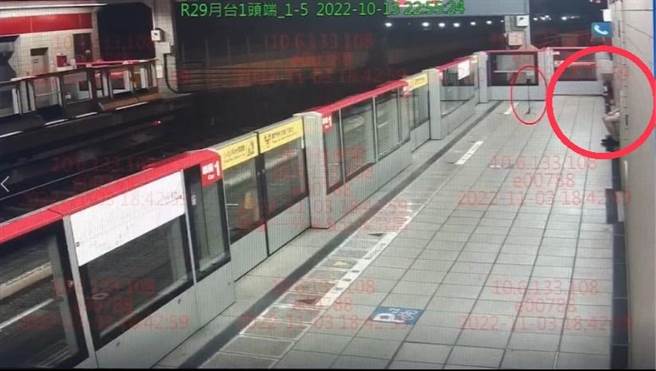 谢姓男子架设相机自拍裸照。（翻摄画面）