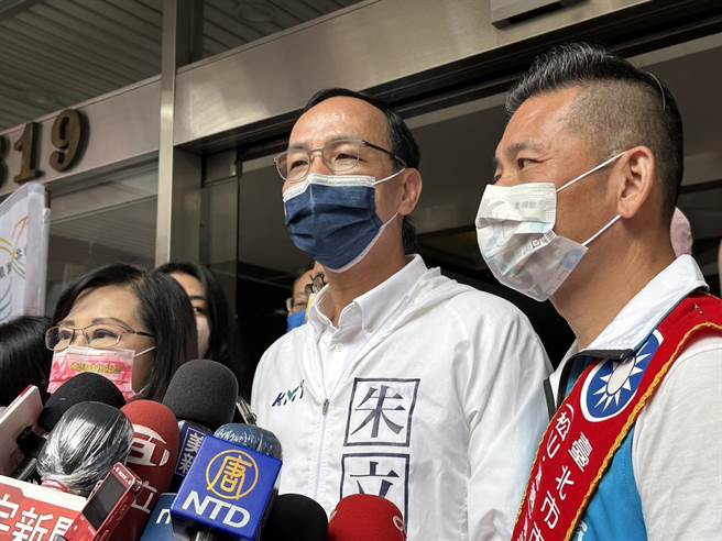 國民黨主席朱立倫2日陪同黨籍台北市長候選人蔣萬安車掃。（黃婉婷攝）