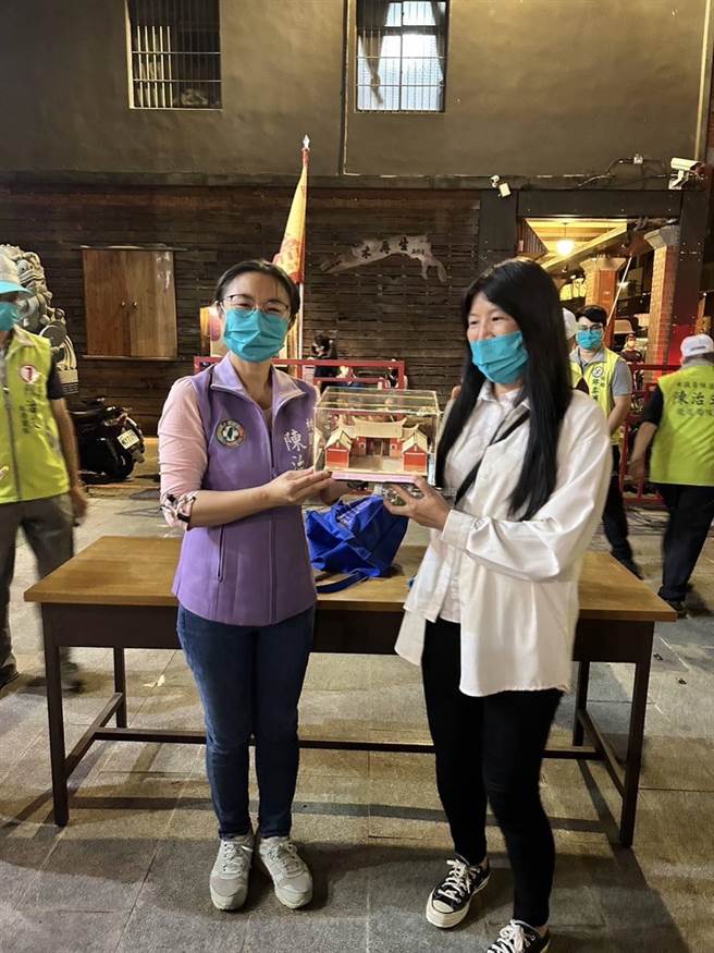 桃園市議員候選人陳治文強忍身體不適參加地區座談會，民眾送上李騰芳古厝模型象徵一舉成名。(楊宗灝翻攝)