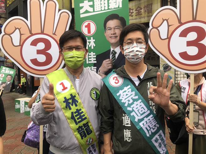 民进党新北市长候选人林佳龙（图左）22日上午陪同基隆市长候选人蔡适应（图右）站路口宣讲首都通1200月票方案。（张志康摄）