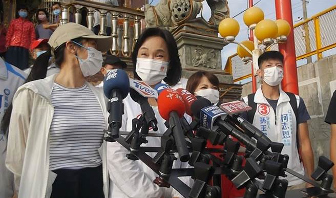 国民党高雄市长候选人柯志恩今天与女儿洪均合体车扫。（柯宗纬摄）