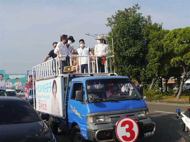 国民党高雄市长候选人柯志恩（右）的女儿洪均与国民党高市党部副主委曹桓荣在后方另台车。（柯宗纬摄）