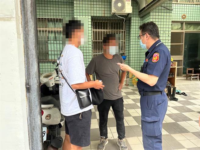 副所长在潘男（左）面试时，帮忙他向雇主（中）媒合新工作。（翻摄照片／崔正纲高雄传真）