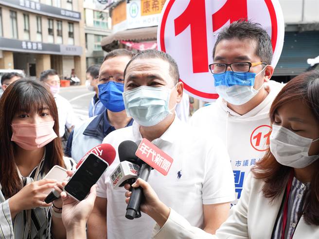 有媒体爆料称国民党主席朱立伦预计在选后百日完成总统初选程序，被视为抢先展开「卡侯」行动；新北市长侯友宜22日对此重申自己是在选2022的新北市长。(黄敬文摄)