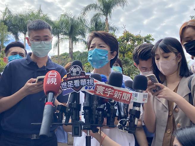 无党籍台北市长候选人黄珊珊今上午前往国光市场扫街拜票，会后受访。（陈薏云摄）