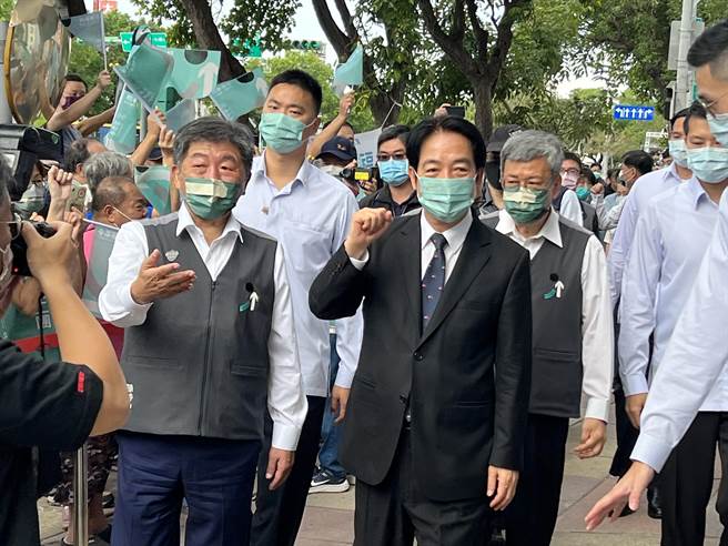 陳時中車隊掃街正反都有  倒讚哥旁站著挺中媽。曾薏蘋