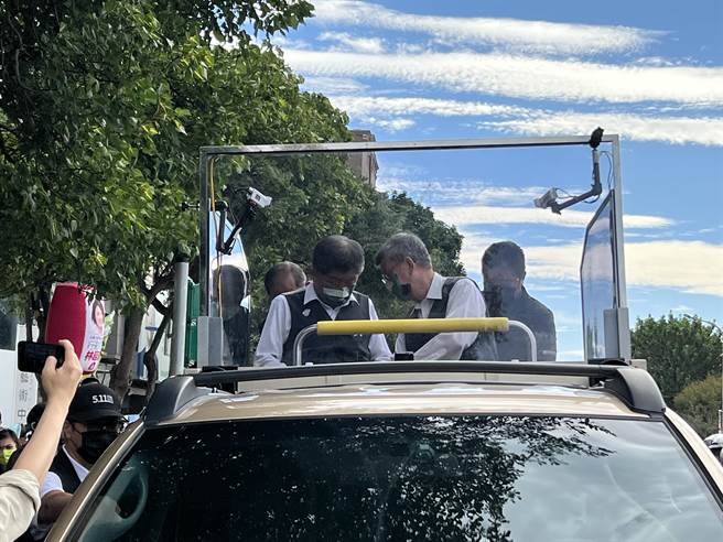 陳時中車隊掃街正反都有  倒讚哥旁站著挺中媽。曾薏蘋