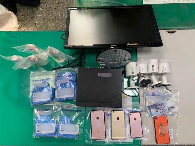 丰原区一处透天民宅暗藏春色，警方日前破获应召站，查扣相关证物。（警方提供） 