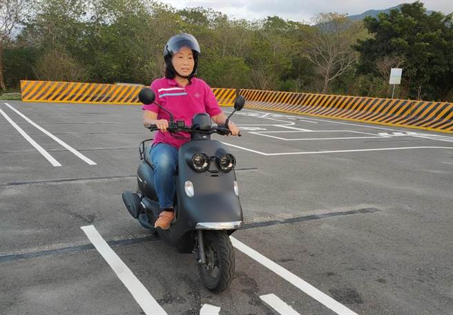 新竹县竹东镇首座机车考照练习场完工了，镇长张顺朋率先体验。（竹东镇公所提供／邱立雅竹县传真）