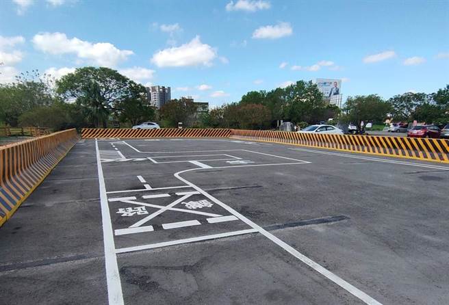 新竹县竹东镇首座机车考照练习场已完工开放民眾使用，练习场标线均比照监理站正式考场标准设置。（竹东镇公所提供／邱立雅竹县传真）